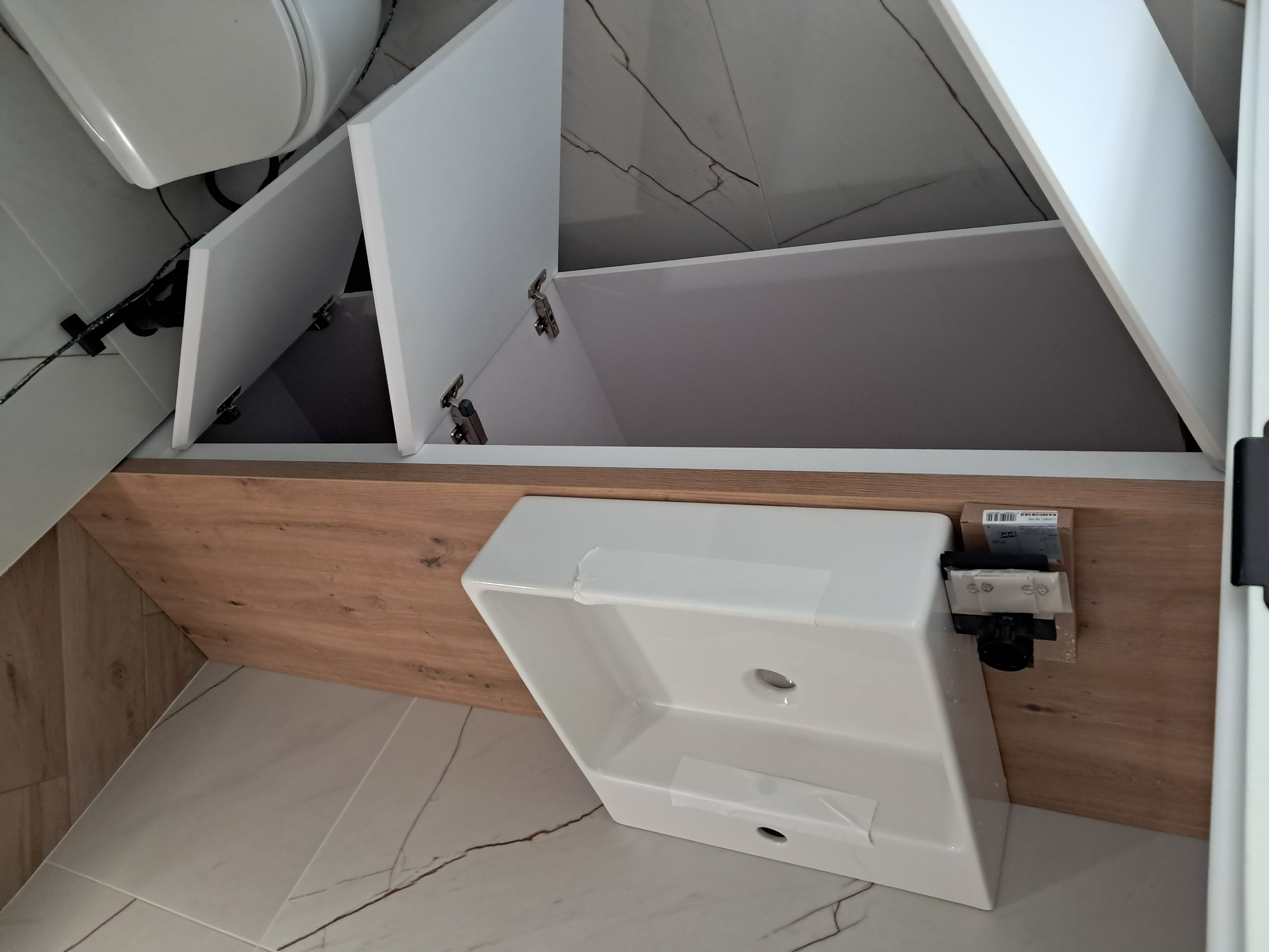 ПВЦ шкаф за баня